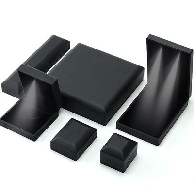 acheter Chine fabrication en gros de haute qualité Led Jewellery Box Emballage Collier Bracelet Ring Jewelry Box Logo personnalisé High End Noir Plastic Led Jewelry Box avec lumière online manufacture