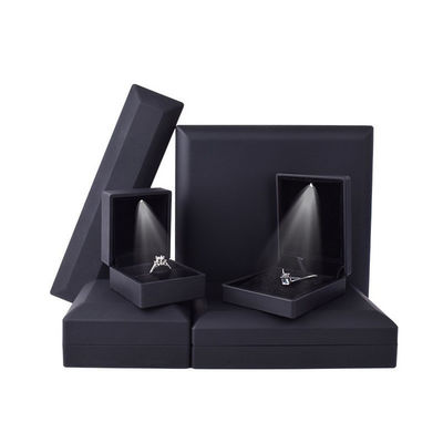 Chine fabrication en gros de haute qualité Led Jewellery Box Emballage Collier Bracelet Ring Jewelry Box Logo personnalisé High End Noir Plastic Led Jewelry Box avec lumière
