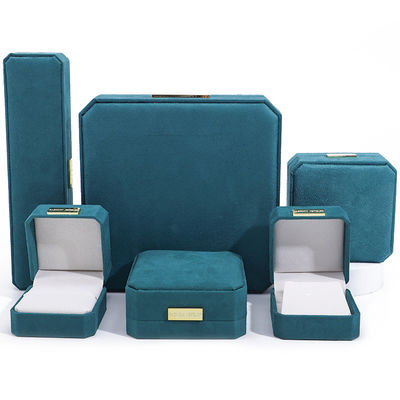 Boîte à bijoux en velours octogonale personnalisable Boîte à bijoux en vert pavon avec patch doré