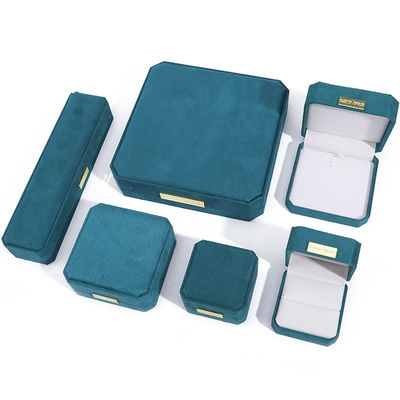 Boîte à bijoux en velours octogonale personnalisable Boîte à bijoux en vert pavon avec patch doré