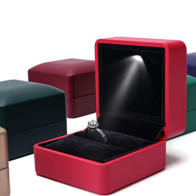 Logo personnalisé imprimé sur écran de soie Package de bijoux en cuir rouge arrondi par Hanhong