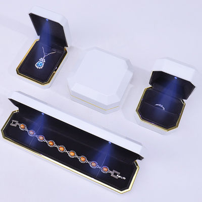 Logo personnalisé Joaillerie légère Boîte cadeau pour bracelet Boucles d'oreilles Pendentif Collier de velours Bague de bijoux artisanale