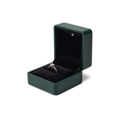 Solution d'emballage personnalisée en anneau Boîte de bijoux en cuir vert éclairé avec revêtement en soie et logo