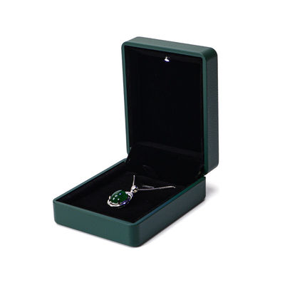 Solution d'emballage personnalisée en anneau Boîte de bijoux en cuir vert éclairé avec revêtement en soie et logo