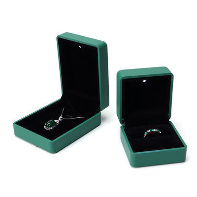 Solution d'emballage personnalisée en anneau Boîte de bijoux en cuir vert éclairé avec revêtement en soie et logo