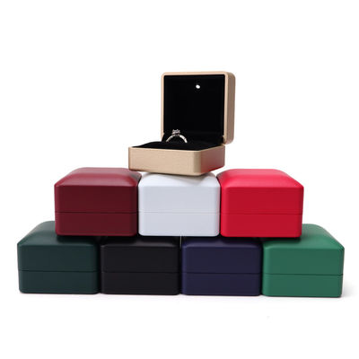 Solution d'emballage personnalisée en anneau Boîte de bijoux en cuir vert éclairé avec revêtement en soie et logo