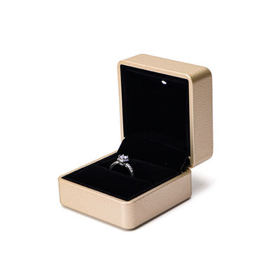 Paquet de bijoux Hanhong Boîte à bagues LED en cuir doré avec écran de soie et lumière