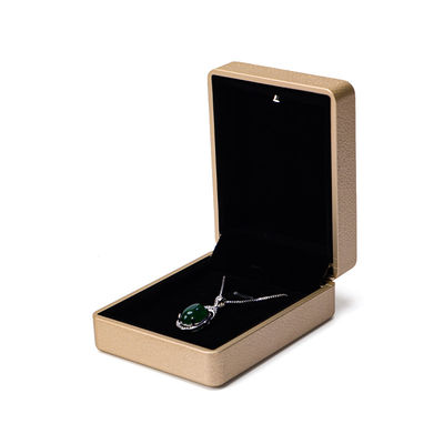 Paquet de bijoux Hanhong Boîte à bagues LED en cuir doré avec écran de soie et lumière