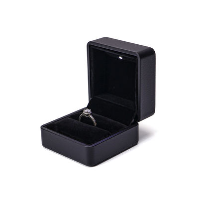 Boîte à bagues personnalisée Hanhong avec lumière 6,5*6,5*4,5 cm Taille cuir noir et matériau de velours