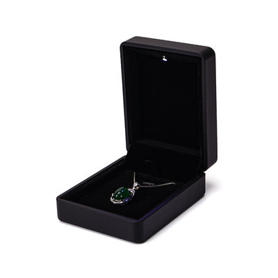 Boîte à bagues personnalisée Hanhong avec lumière 6,5*6,5*4,5 cm Taille cuir noir et matériau de velours