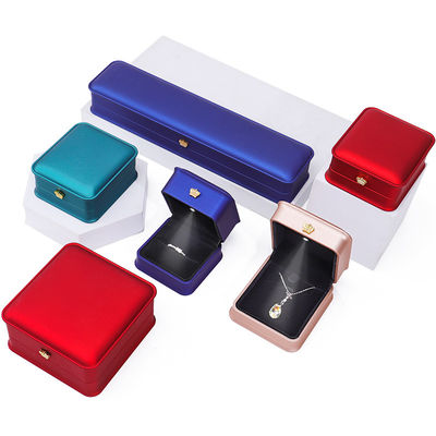 Boîte à bijoux en plastique brillant personnalisable avec ornementation en couronne d'or