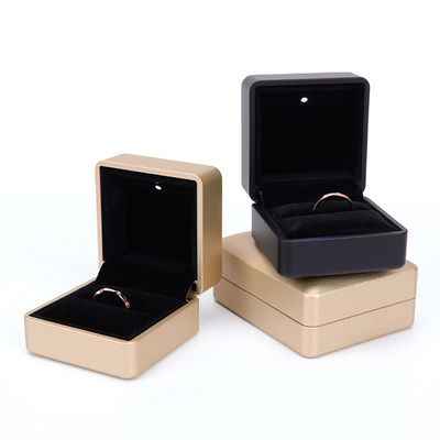 Boîte à bagues personnalisée Hanhong avec lumière 6,5*6,5*4,5 cm Taille cuir noir et matériau de velours