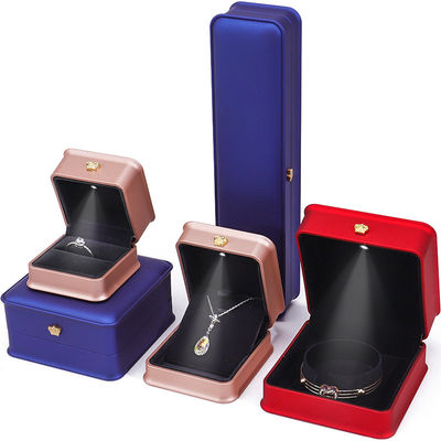 Boîte à bijoux en plastique brillant personnalisable avec ornementation en couronne d'or