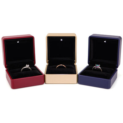 Boîte à bagues personnalisée Hanhong avec lumière 6,5*6,5*4,5 cm Taille cuir noir et matériau de velours
