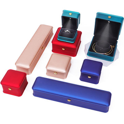 Boîte à bijoux en plastique brillant personnalisable avec ornementation en couronne d'or