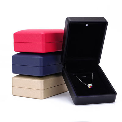 Boîte à bagues personnalisée Hanhong avec lumière 6,5*6,5*4,5 cm Taille cuir noir et matériau de velours