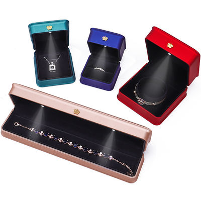 Boîte à bijoux en plastique brillant personnalisable avec ornementation en couronne d'or