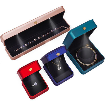 Boîte à bijoux en plastique brillant personnalisable avec ornementation en couronne d'or