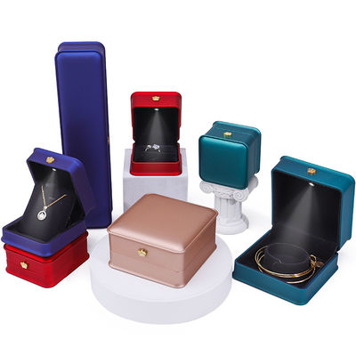 Boîte à bijoux en plastique brillant personnalisable avec ornementation en couronne d'or