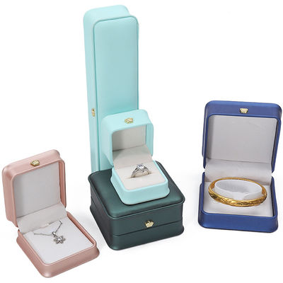 Logo personnalisé Boîte de bijoux en cuir PU pour bracelet couronne Pendentif Collier Bague d'emballage