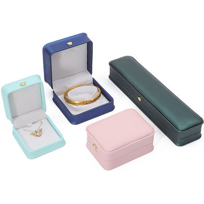 Logo personnalisé Boîte de bijoux en cuir PU pour bracelet couronne Pendentif Collier Bague d'emballage