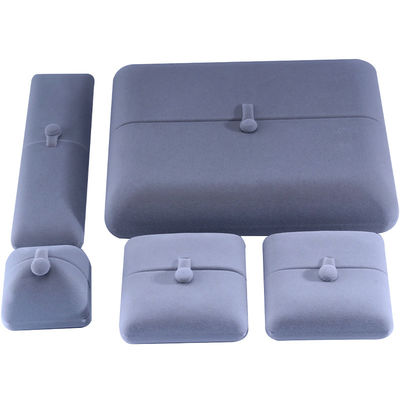 Boîte de rangement en velours doux gris ouvert et plat