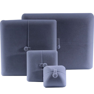 Boîte de rangement en velours doux gris ouvert et plat