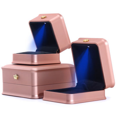 acheter Boîte d'emballage personnalisée de bijoux de couronne de luxe avec lumière LED et matériau de velours en plastique online manufacture