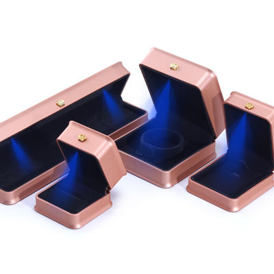 Boîte d'emballage personnalisée de bijoux de couronne de luxe avec lumière LED et matériau de velours en plastique