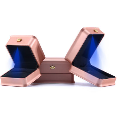 Boîte d'emballage personnalisée de bijoux de couronne de luxe avec lumière LED et matériau de velours en plastique