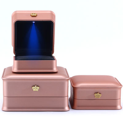 Boîte d'emballage personnalisée de bijoux de couronne de luxe avec lumière LED et matériau de velours en plastique