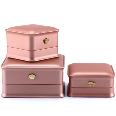 Boîte d'emballage personnalisée de bijoux de couronne de luxe avec lumière LED et matériau de velours en plastique