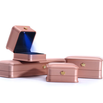 Boîte d'emballage personnalisée de bijoux de couronne de luxe avec lumière LED et matériau de velours en plastique