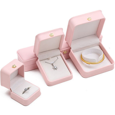 acheter 10*10*5cm Boîte de bijoux en cuir rose pour bracelets couronnes Pendants et anneaux Logo personnalisé online manufacture