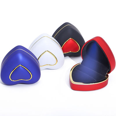 Éclairage LED inclus pour les bagues et les bracelets