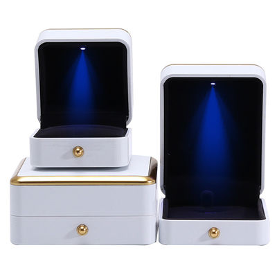 acheter Boîte à bijoux personnalisée Emballage Boîte à bijoux en plastique or Trim Avec éclairage LED online manufacture