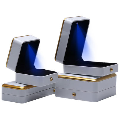 Boîte à bijoux personnalisée Emballage Boîte à bijoux en plastique or Trim Avec éclairage LED