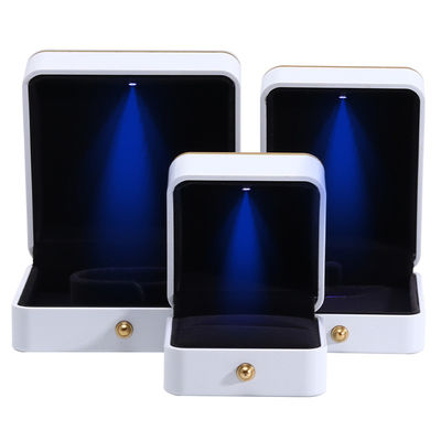 Boîte à bijoux personnalisée Emballage Boîte à bijoux en plastique or Trim Avec éclairage LED