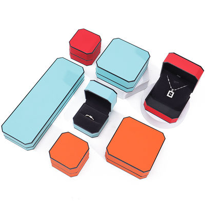 Boîte d'emballage de bijoux en cuir en PU à bord noir octogonal pour le stockage de luxe