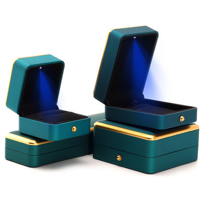 La boîte à bijoux en velours en plastique à LED vert clair est personnalisée dans le style élégant de luxe carré.