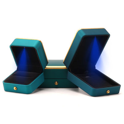 La boîte à bijoux en velours en plastique à LED vert clair est personnalisée dans le style élégant de luxe carré.