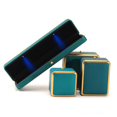 La boîte à bijoux en velours en plastique à LED vert clair est personnalisée dans le style élégant de luxe carré.