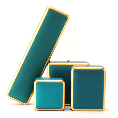 La boîte à bijoux en velours en plastique à LED vert clair est personnalisée dans le style élégant de luxe carré.