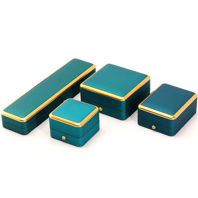 La boîte à bijoux en velours en plastique à LED vert clair est personnalisée dans le style élégant de luxe carré.
