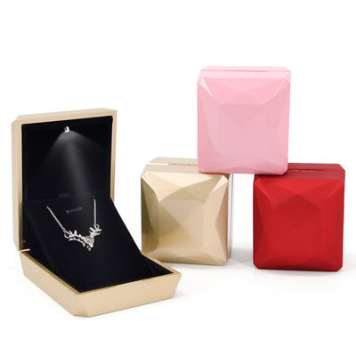 acheter Boîte d'emballage de bijoux en plastique en PU avec lumière LED online manufacture