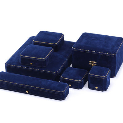 Boîte à bijoux en velours bleu foncé rectangulaire faite à la main