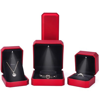acheter Boîte d'affichage de bijoux de luxe avec lumière LED et logo personnalisé Peinture rouge Finition 10*10*5cm online manufacture