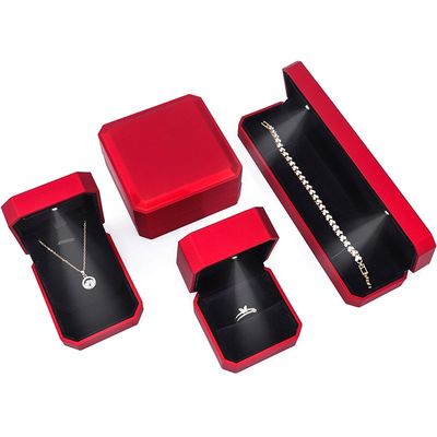 Boîte d'affichage de bijoux de luxe avec lumière LED et logo personnalisé Peinture rouge Finition 10*10*5cm