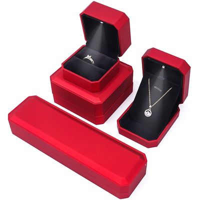 Boîte d'affichage de bijoux de luxe avec lumière LED et logo personnalisé Peinture rouge Finition 10*10*5cm