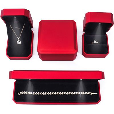Boîte d'affichage de bijoux de luxe avec lumière LED et logo personnalisé Peinture rouge Finition 10*10*5cm